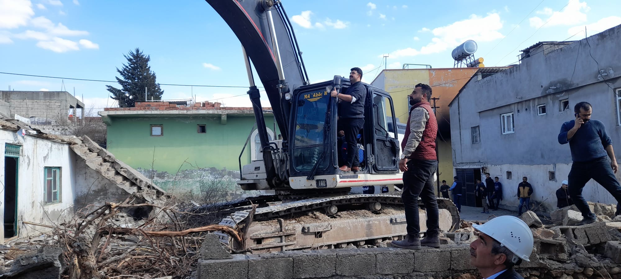 Çadırda, ekskavatörde, itfaiye aracında, Kaymakam her yerde;