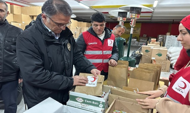 Depremzedeler için kumanya hazırladı