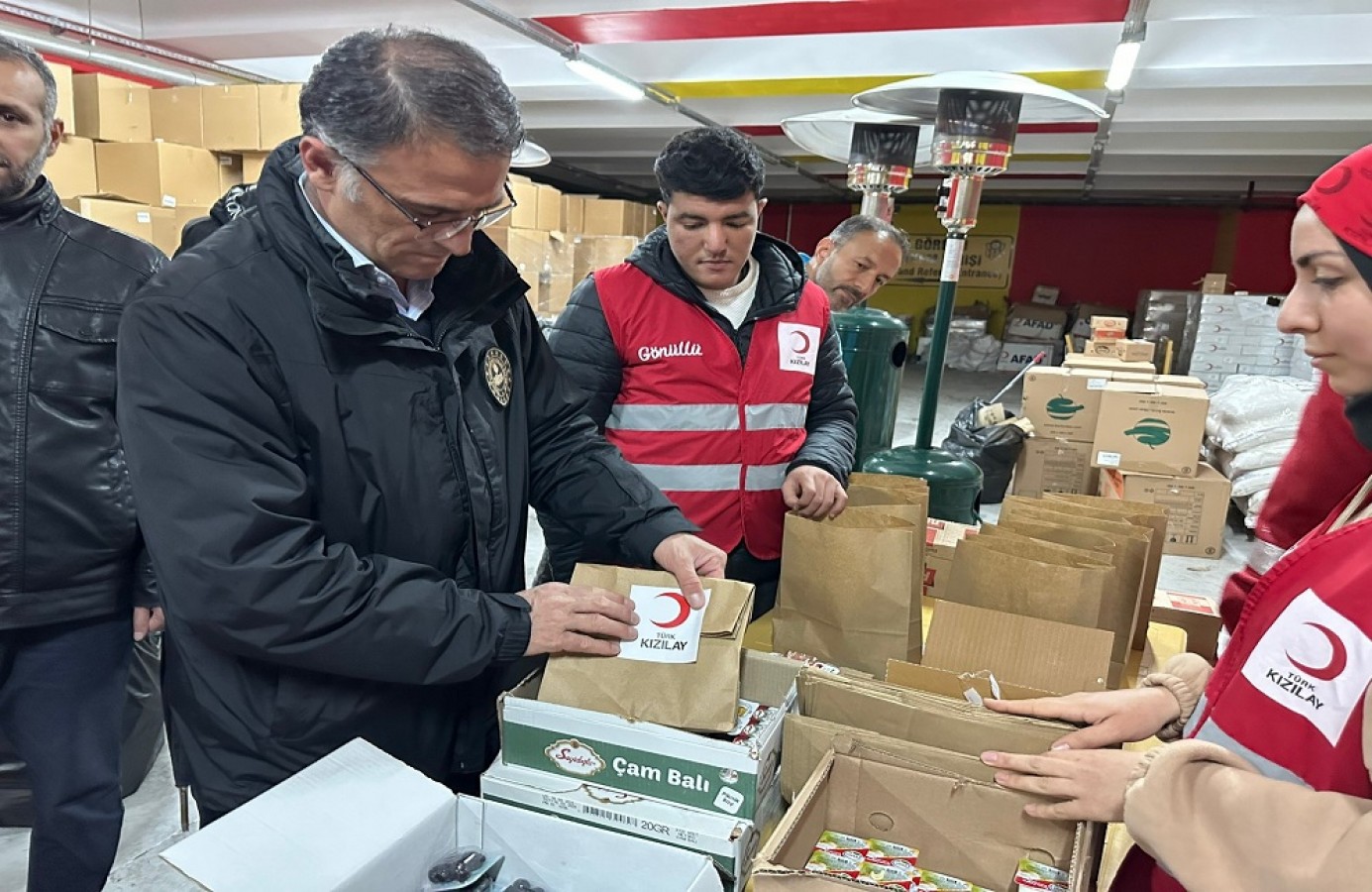 Depremzedeler için kumanya hazırladı;