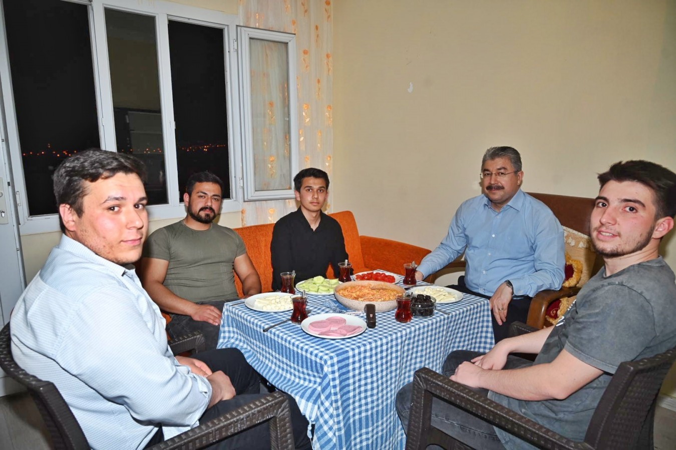 Öğrencilerle sahur yapıp melemen yedi