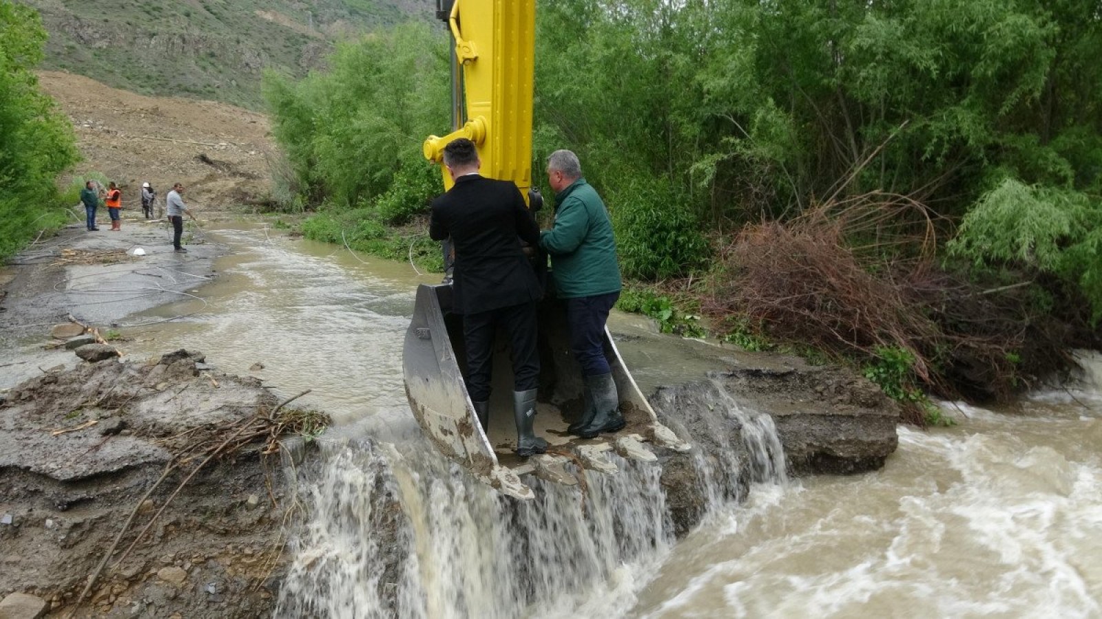 Vali Memiş heyelan bölgesine kepçeyle geçti