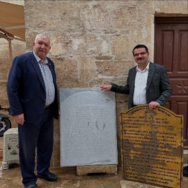 Harran'daki türbenin eskiyen kitabesi Afyon mermeriyle yenilendi