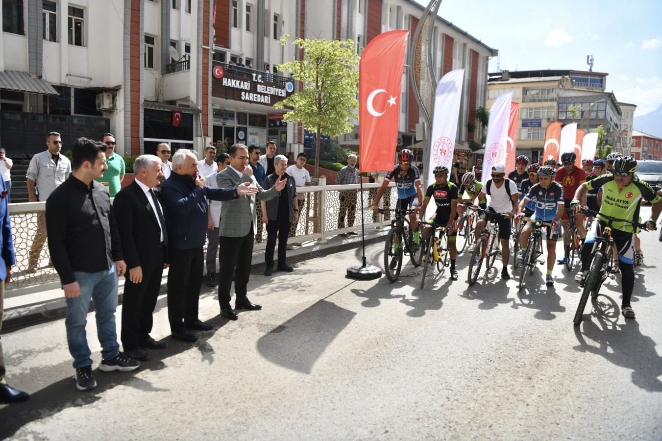 Çukurca'da bisiklet yarışmasının startını verdiler