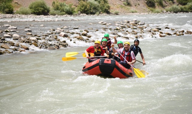 Bakan Yardımcısı ve Vali rafting yaptı