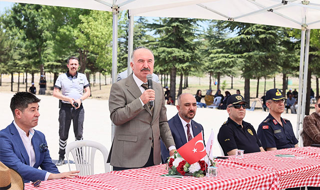 Vali Çalgan, geleneksel Çiftçi Şenliği'ne katıldı;