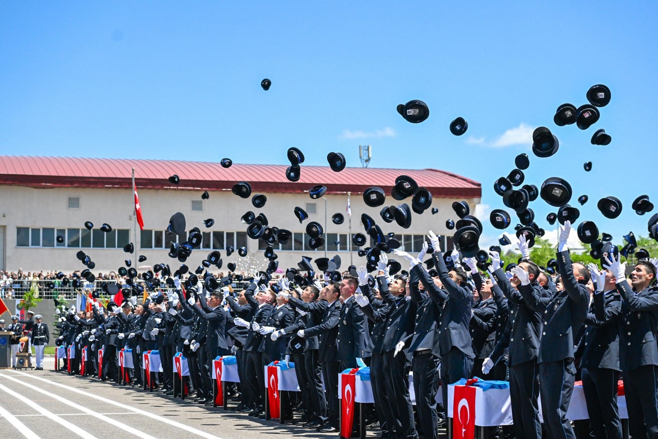 Erzurum’da çifte mezuniyet gururu