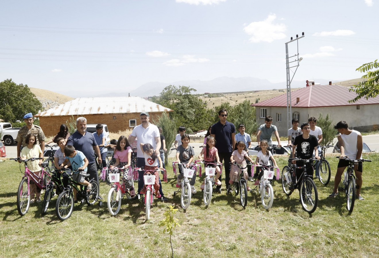 Afşinli depremzede çocukların bisiklet sevinci;