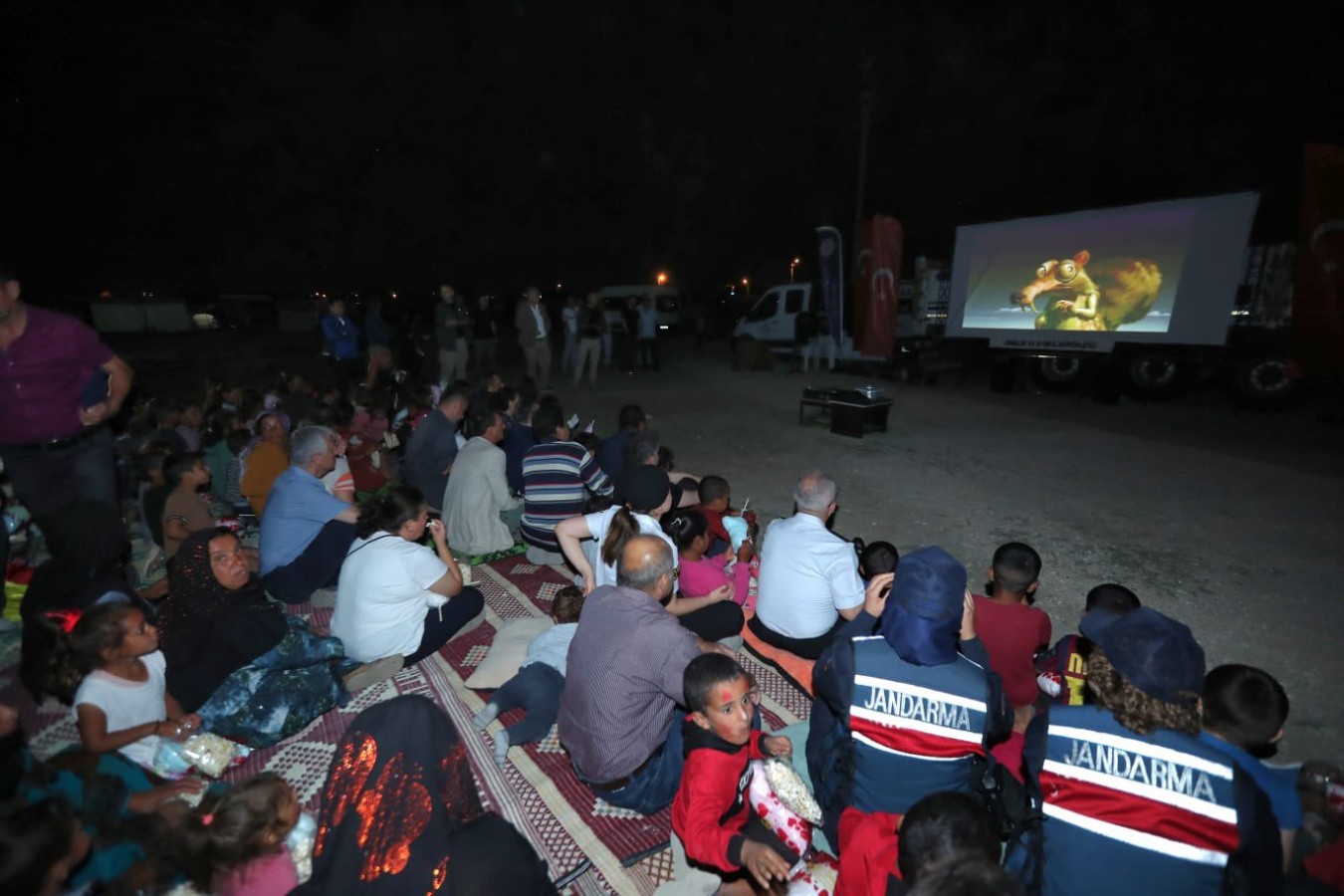 Mevsimlik işçilerin çocuklarıyla film izlediler;