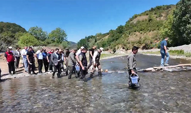 ''Sürdürülebilir bir çevre açışından doğayla barışık yaşamak zorundayız'';