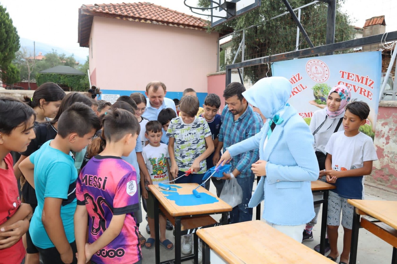 Birlikte okulun sıralarını boyadılar