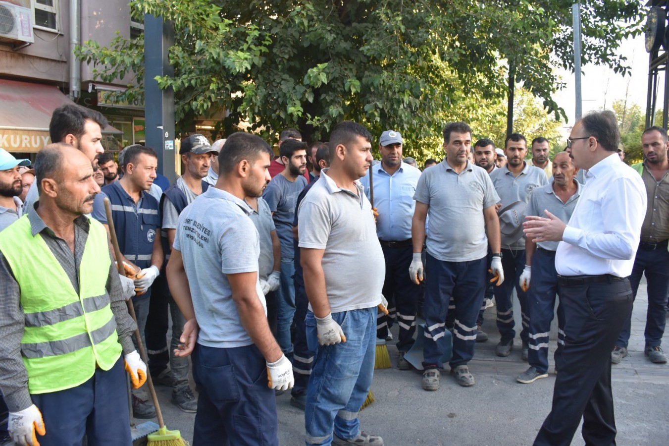 Her hafta bir cadde pırıl pırıl yapılıyor;