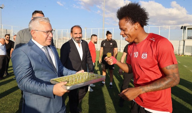 Futbolculara baklava ikramı