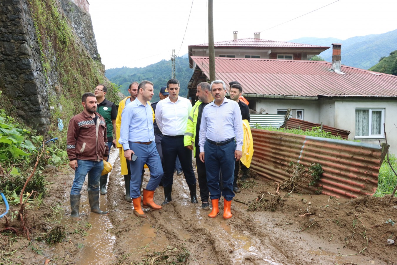 Çayeli ve Güneysu’da sel ve heyelan;