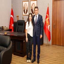 Vali Aygöl’den hasta lise öğrencisine anlamlı destek: "Kızımızı karanlıkta bırakmayacağız"
