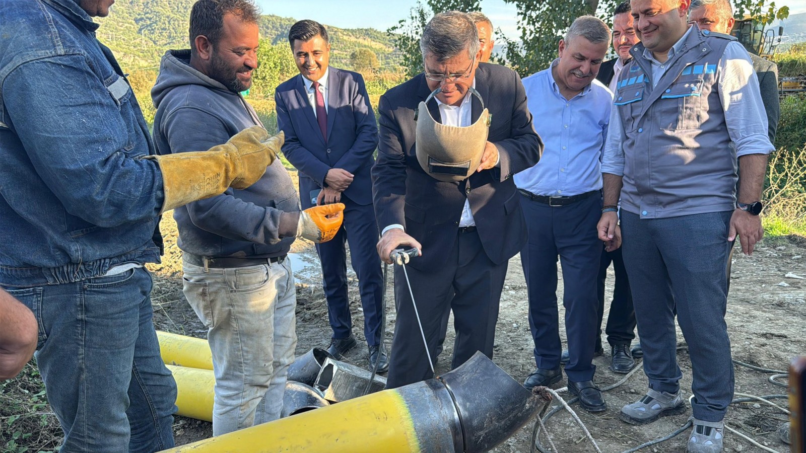 Vali Özarslan, doğalgaz boru hattının kaynağını yaptı;