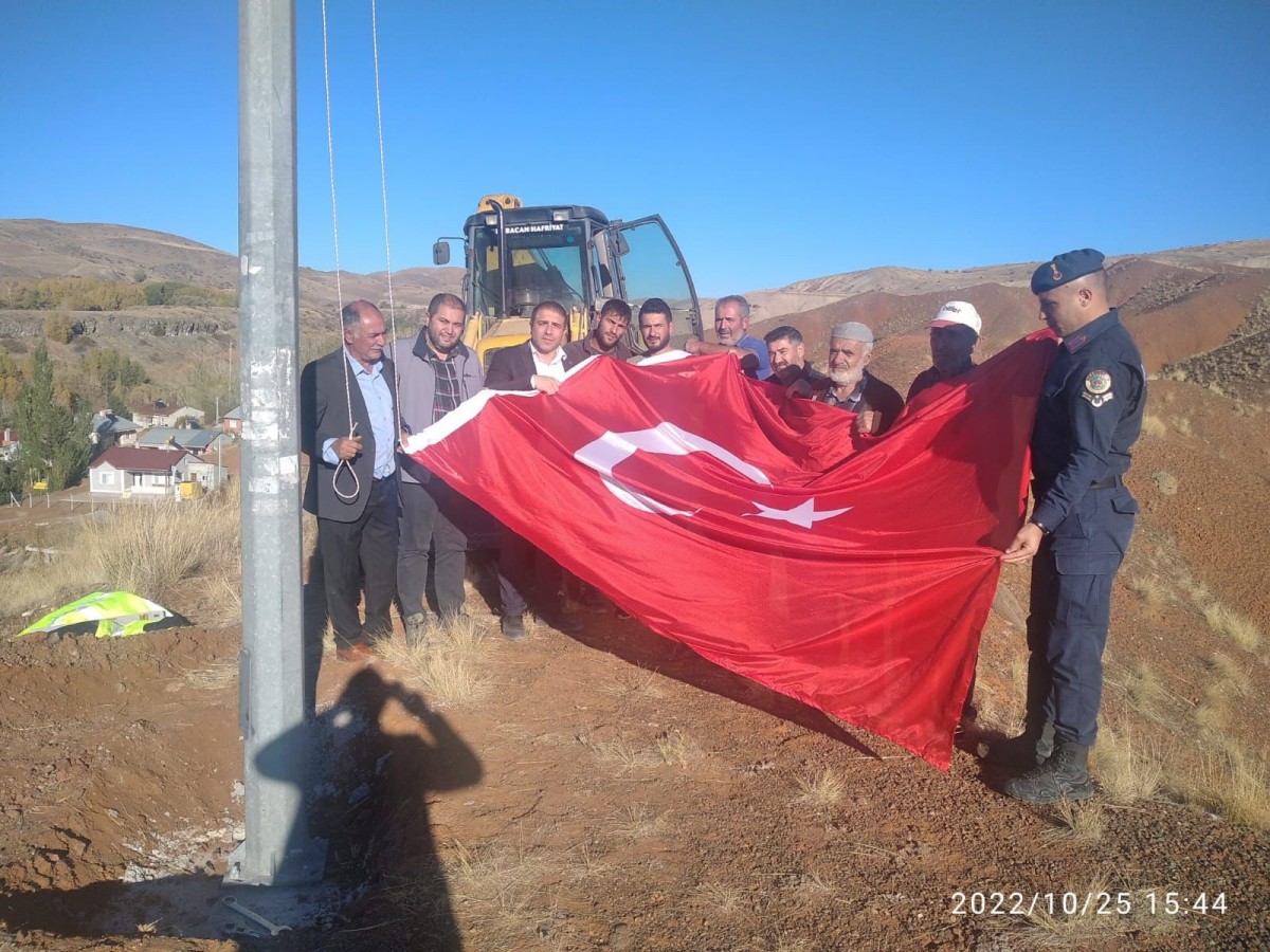 Köye dev Türk bayrağı;