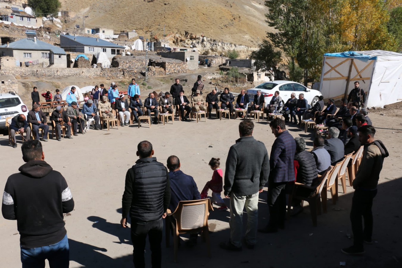 Köy meydanında Halk Toplantısı;