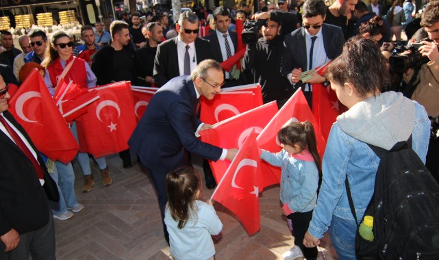 “Ay yıldızlı al bayrağımızla şehrimizi gelincik tarlasına dönüştürelim”