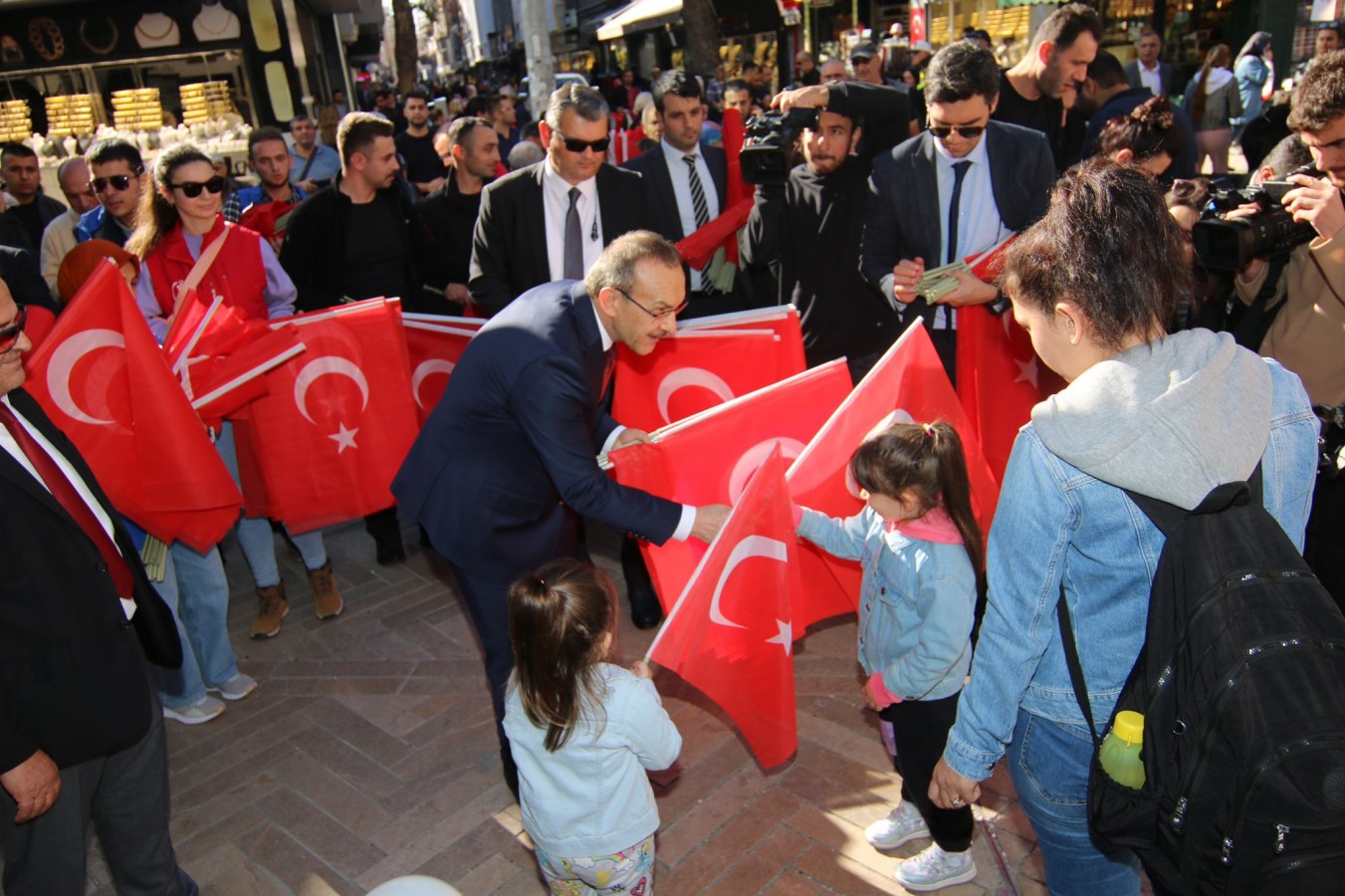 “Ay yıldızlı al bayrağımızla şehrimizi gelincik tarlasına dönüştürelim”;