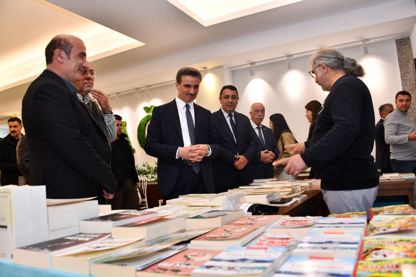 ''Kitap okumak, dünyaya farklı pencerelerden bakabilmeyi öğretir'';