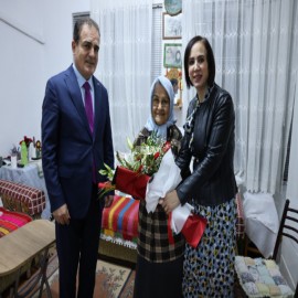 Asırlık çınarın Öğretmenler Günü’nü kutladı