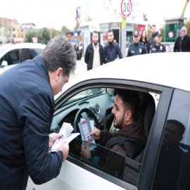 Sürücülere trafik kurallarını hatırlattı