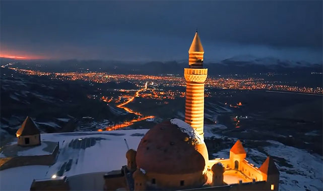 Ağrı'nın dünyaya açılan kapısı 'İshak Paşa Sarayı' binlerce turisti ağırladı!;