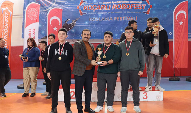 Koçarlı'da ROBOFEST heyecanı: Öğrenciler ödüllerini Kaymakam Taşkın'ın elinden aldı!;