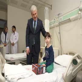 Vali Akın, hastanedeki çocuklarla şivlilik geleneğini yaşattı