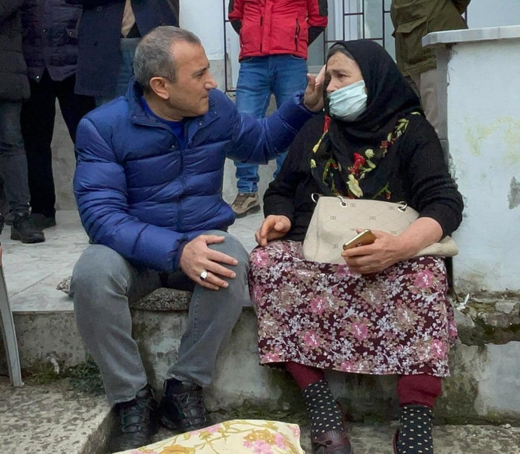 Vali'den evi yanan vatandaşa: Gözlerinin yaşına kıyamayız;