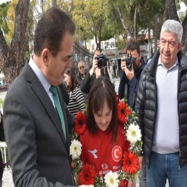 Down sendromlu şampiyonu valilik önünde karşıladı