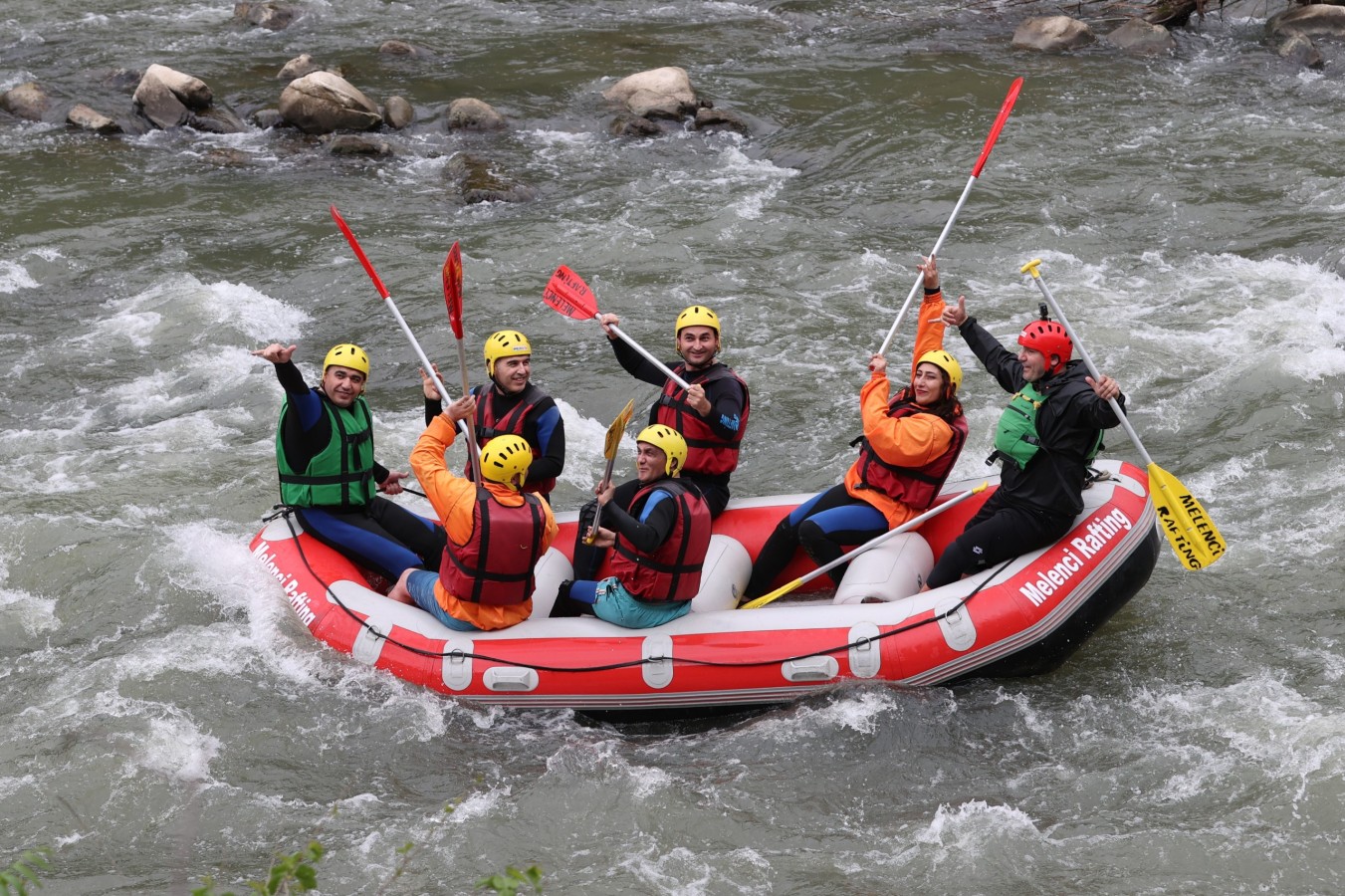 Vali Aslan, rafting heyecanına katıldı