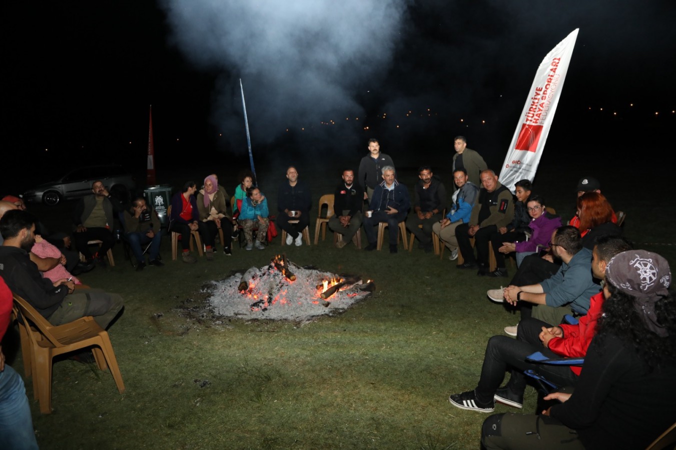 Vali'den kamp yapan paraşütçülere gece ziyareti;