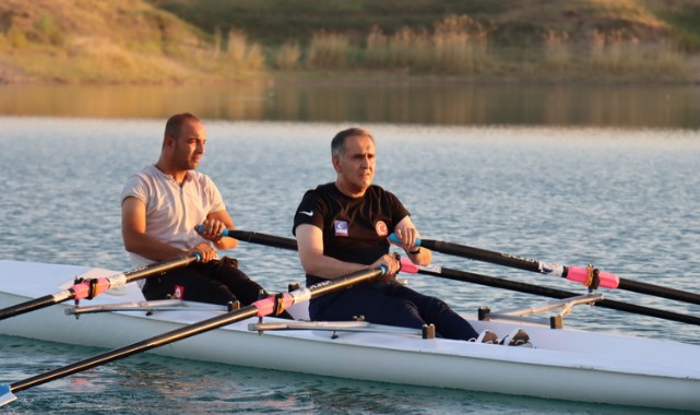 Vali kürek çekerek gençleri spora yönlendiriyor