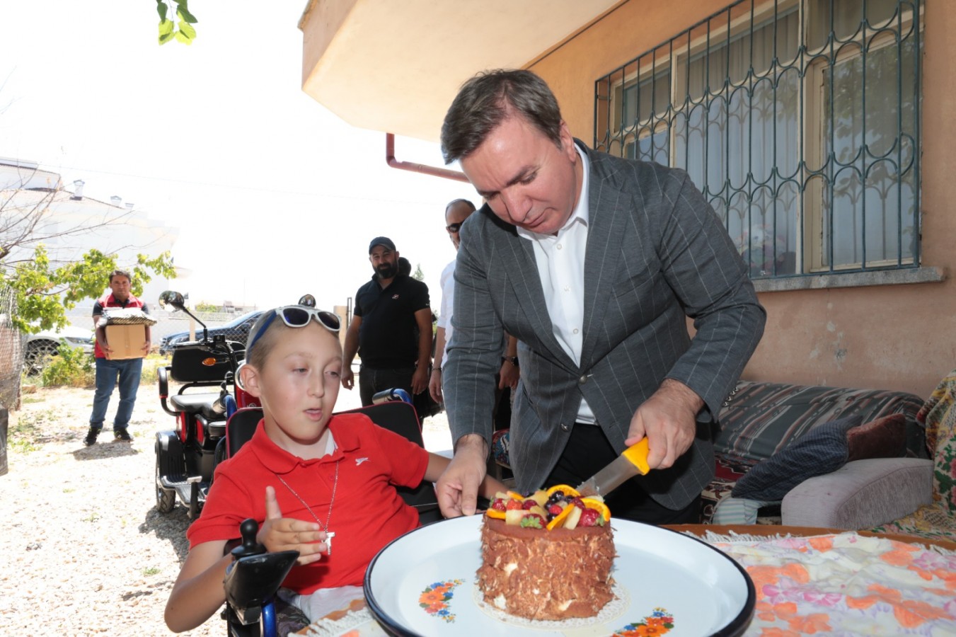Vali Aydoğdu, DMD hastası çocuğun pastasını yedirdi