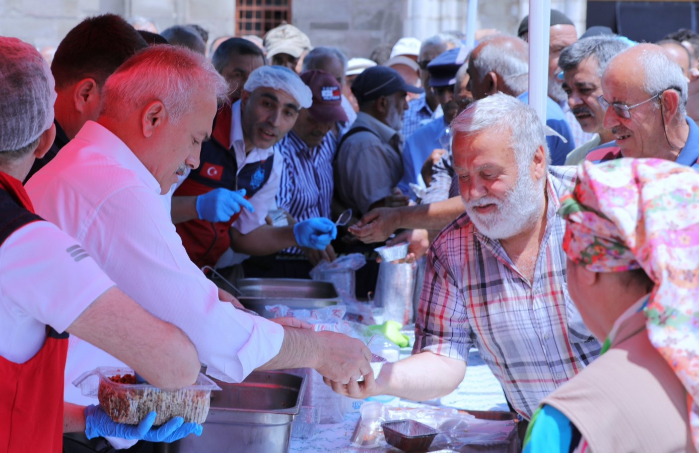 Vali Kumbuzoğlu, aşure dağıttı