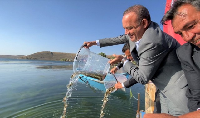 Çıldır Gölü’ne yavru sazan bıraktı