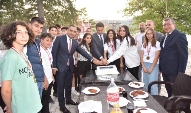 Halk oyunları şampiyonlarına pasta kesti