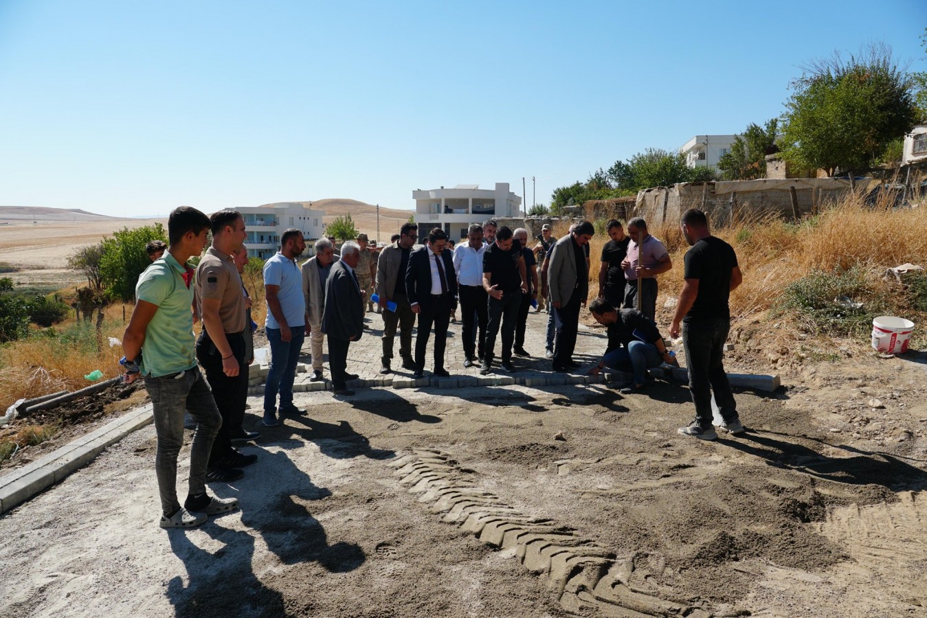 Köylerdeki talepleri dinleyip, çalışmaları denetledi;