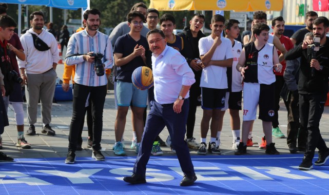 Gençlerle sokak basketbolu oynadı