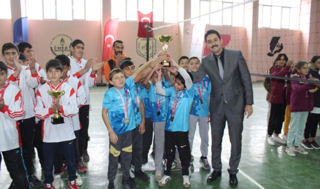 Kaymakamlık Voleybol Turnuvası şampiyonlarına kupa