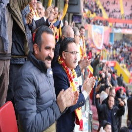 Maçı tribünden izledi