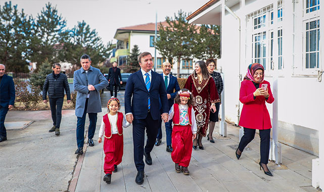 Erzincan'ın gelenekleri geleceğe taşınıyor: Minik öğrencilerden anlamlı performans!;