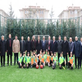 Vali Yiğitbaşı, öğrencilerle futbol oynadı