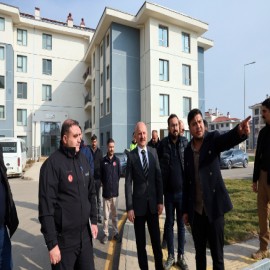 Vali Varol, deprem konutlarını inceledi