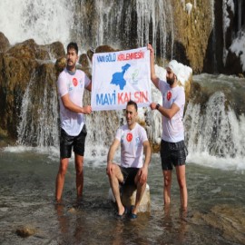 Eksi 6 derecede Muradiye Şelalesi’ne girdiler