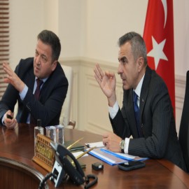 "Devamsızlık yok; okulda umut, gayrette başarı vardır"