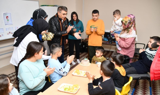 Depremzede çocuğa doğum günü sürprizi