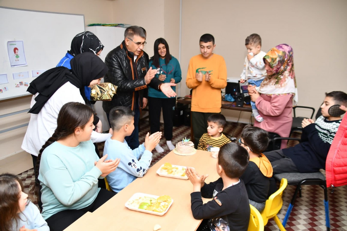 Depremzede çocuğa doğum günü sürprizi