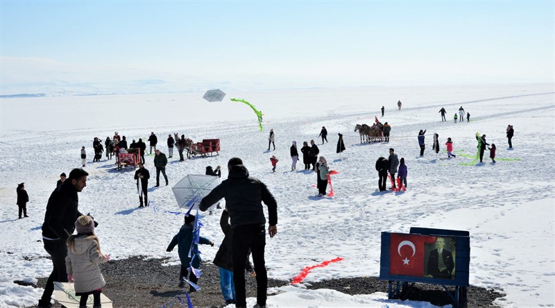 Ardahan’a gelen depremzede çocuklar Çıldır Gölü’yle tanıştı;